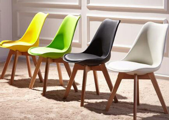 Style nordique soigneusement ouvré dinant des chaises, hêtre dinant la chaise